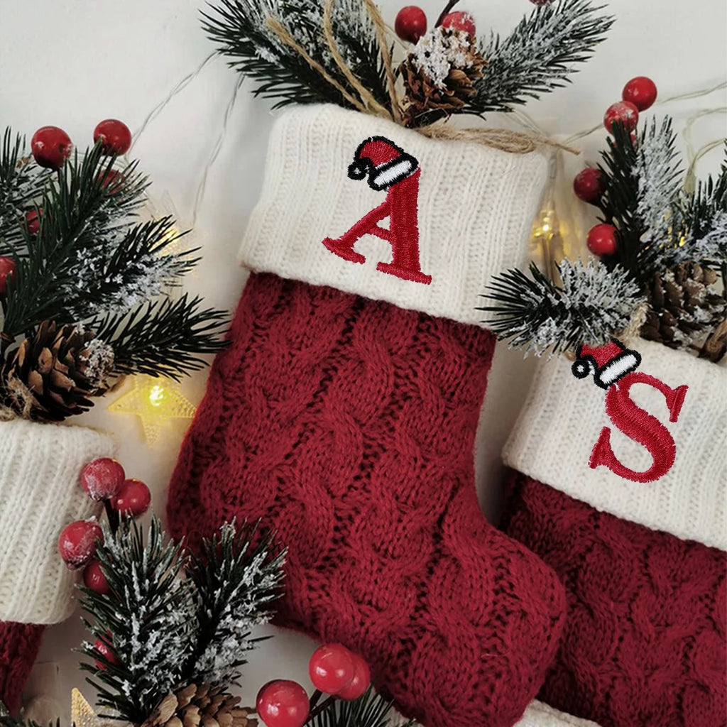 Chaussette de Noël neuve en tricot avec monogramme et lettres rouges