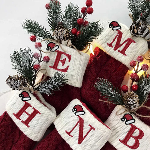 Chaussette de Noël neuve en tricot avec monogramme et lettres rouges