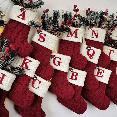 Chaussette de Noël neuve en tricot avec monogramme et lettres rouges