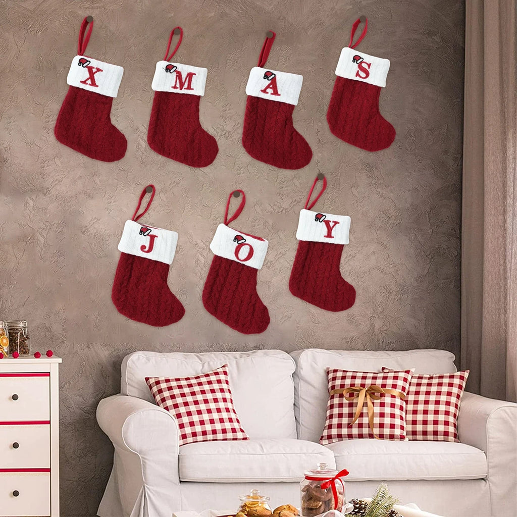 Chaussette de Noël neuve en tricot avec monogramme et lettres rouges
