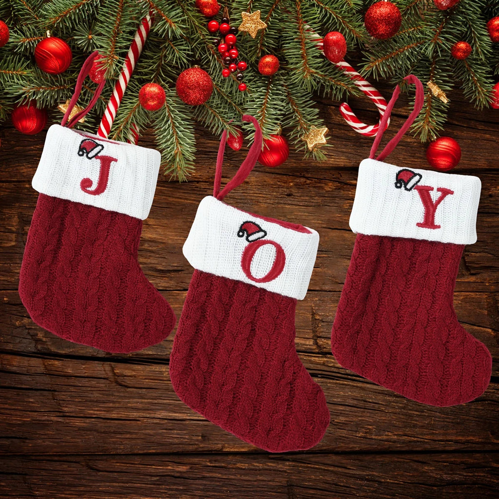 Chaussette de Noël neuve en tricot avec monogramme et lettres rouges
